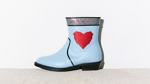 Bota azul claro Marni con corazón rojo, fotografía de producto