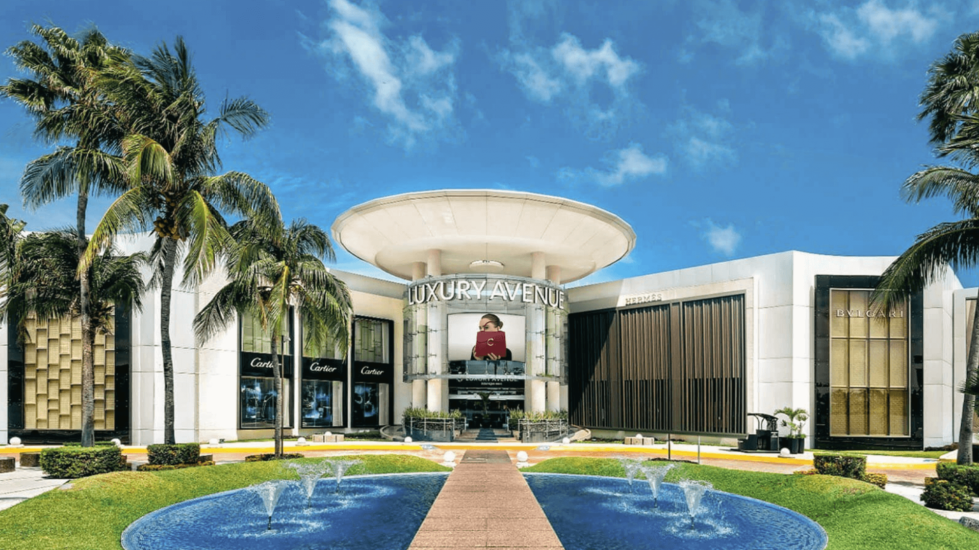 Fachada de Luxury Avenue en Cancún