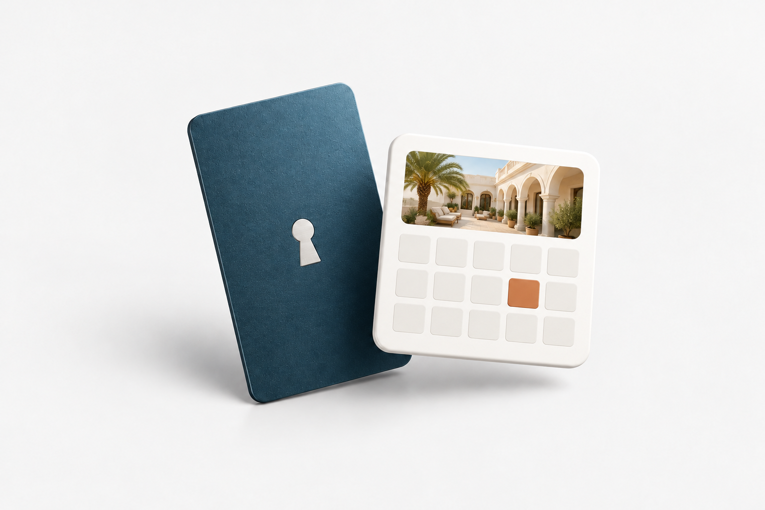 Llave de hotel, calendario de reservas y fotografía de un hotel boutique